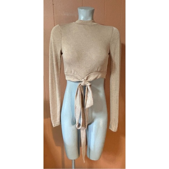 Le Lis Collection Tan Long Sleeve Crop Keyhole Back S - Picture 3 of 8